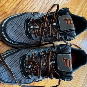 FILA mens/ teen cross train sneakers